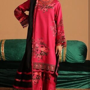 Fuchsia Floral Embroidered Two-Piece Set with Black Shawl Charizma Miraas